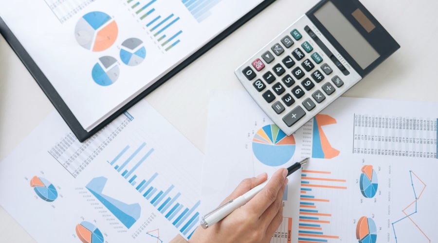 I am keen to pass on my interest in Mathematics to all students and colleagues in the classroom. Within corporate banking, I had enjoyed working with both graduates and senior leaders who had a genuine passion and talent for solving numerical problems.